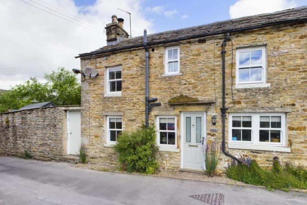 Cringley Cottage exterior in summer